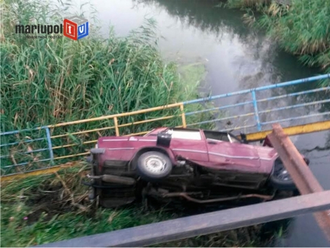 В Мариуполе военный утопил в реке автомобиль