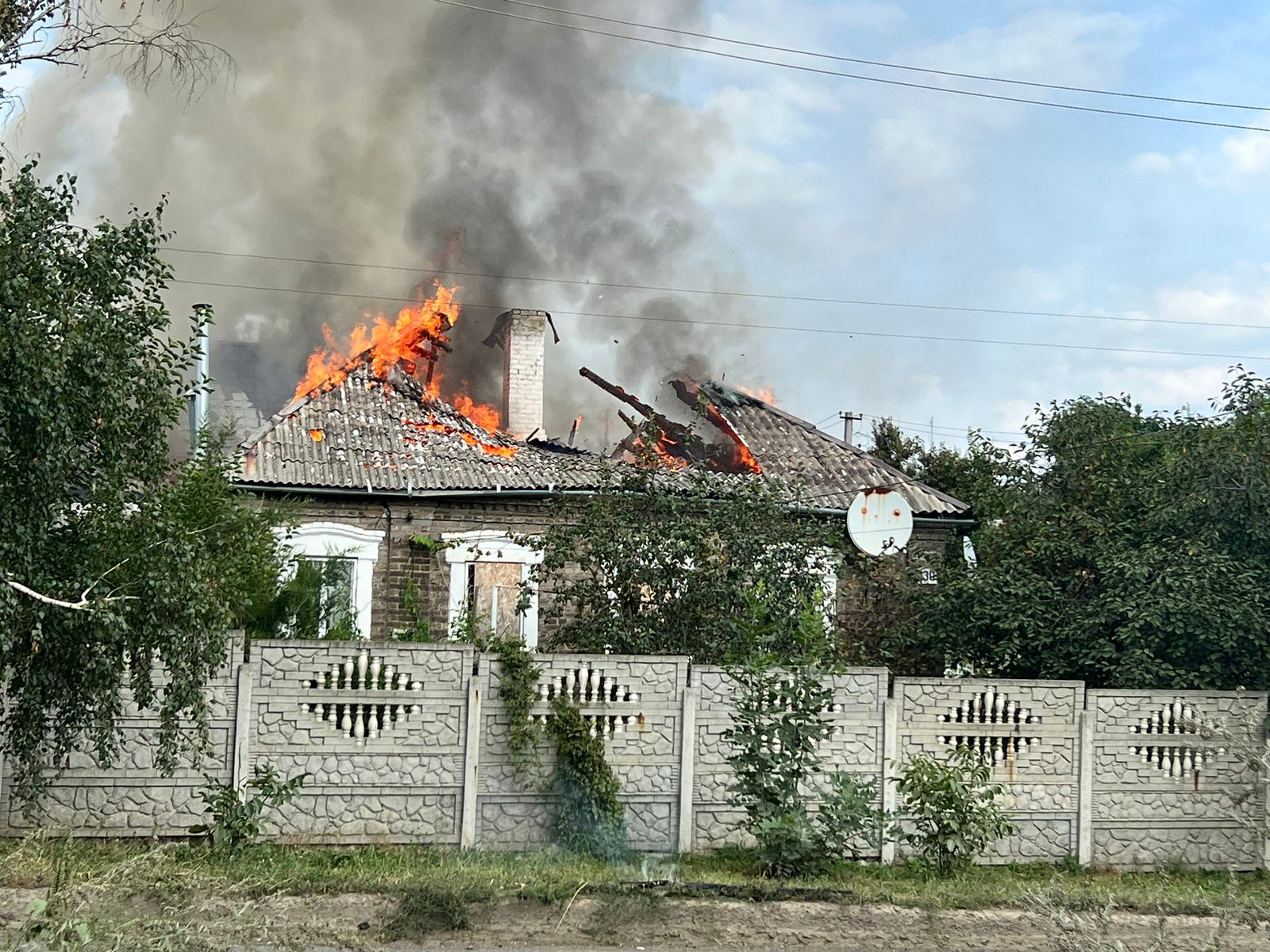 Рятувальники гасили палаючі будинки у Костянтинівці