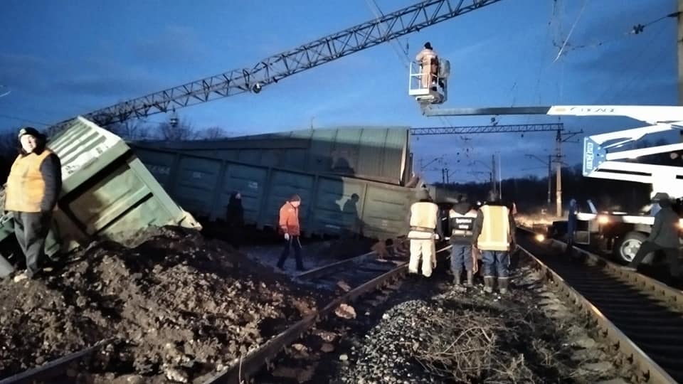 Пассажиров поезда Киев-Покровск пересадили в вагоны первого класса из-за аварии