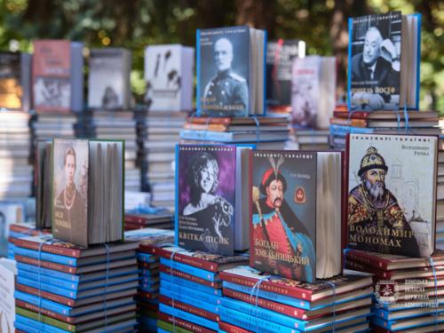 Молодежные центры в Марьинском районе получили  книги по истории Украины и о войне на Донбассе