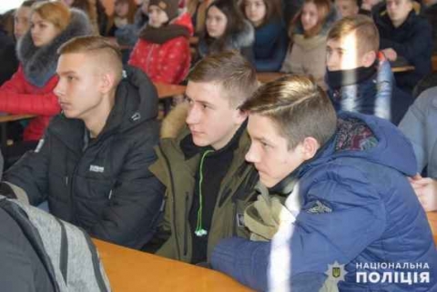 Правоохранители Славянска рассказали подросткам о тонкостях их работы