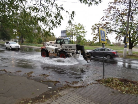 Работник «Горводоканала» в Мариуполе перекрыл поток воды в экстремальных условиях