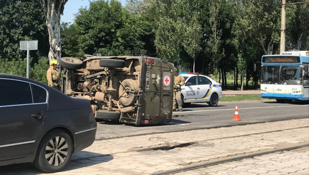 Военный автомобиль перевернулся после ДТП на Донетчине