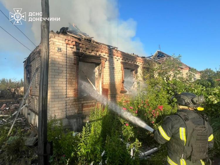 Нічна атака на Донецьку область: рятувальники загасили 5 пожеж у Краматорському та Покровському районах Нічна атака на Донецьку область: рятувальники загасили 5 пожеж у Краматорському та Покровському районах