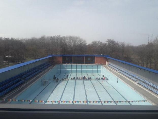 В Курахово осуществляется масштабная очистка и ремонт бассейна в СК «Олимпийский»