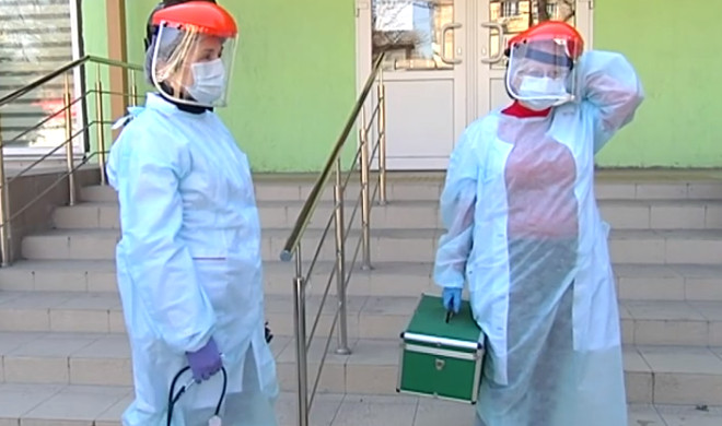В Мариуполе мобильная бригада врачей отправила 5 анализов на определение вируса COVID-19 – видео