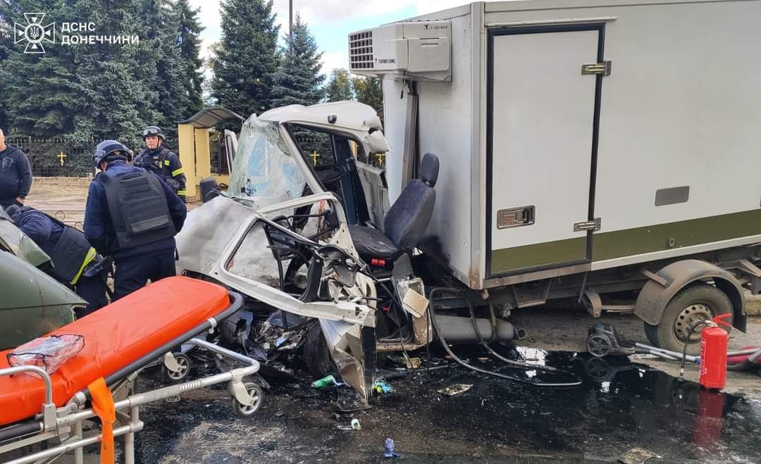 У Дружківці рятувальники врятували чоловіка з понівеченої автівки