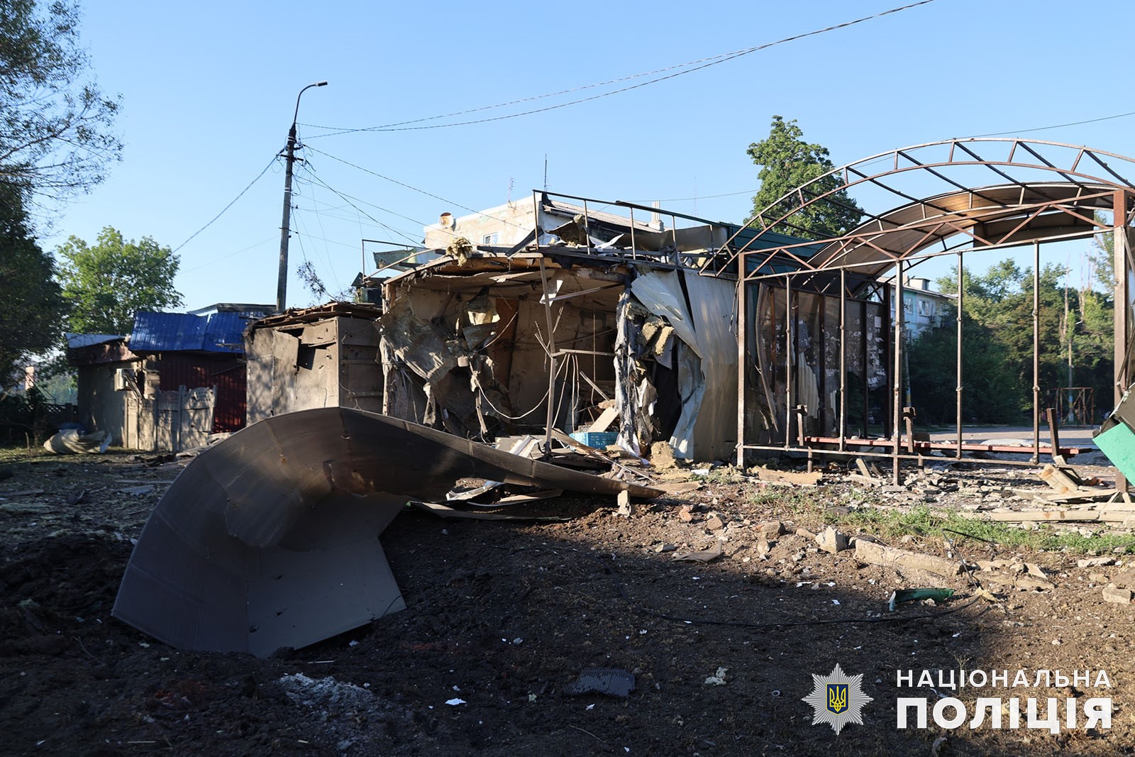 У Мирнограді росіяни скинули бомбу на зупинку з людьми. Відео наслідків