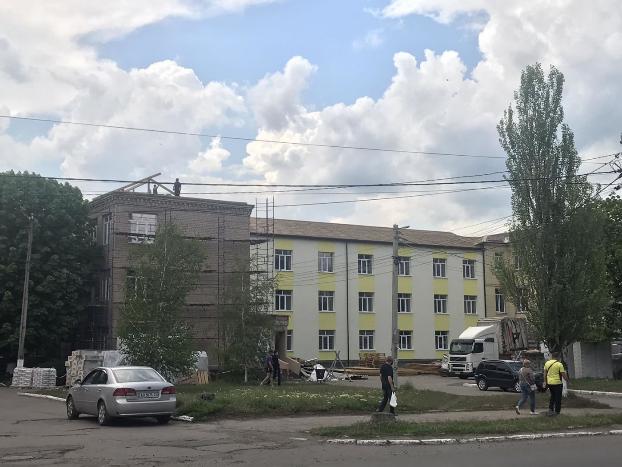 В Мирнограде ведут работы по термомодернизации здания поликлиники