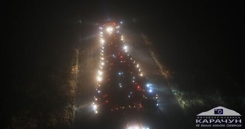 В условиях плотного тумана в Святогорске собрали автоелку к Рождеству