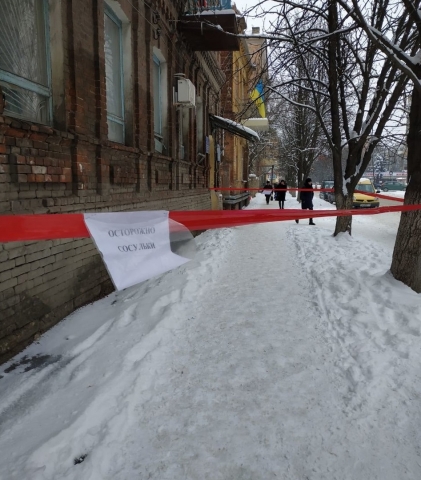 В Славянске перекрывают тротуары