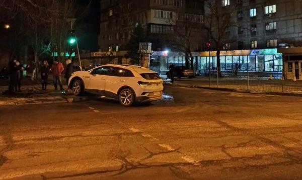 В Мариуполе ночью автомобиль повредил пешеходный светофор