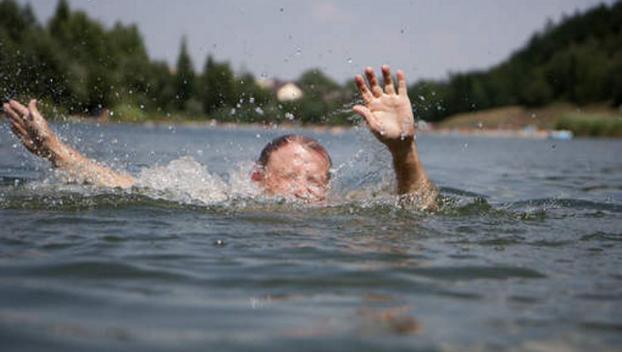 Фото как человек тонет в воде