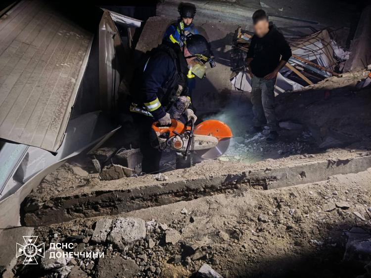 У селі Сергіївка з-під завалів дістали тіло чоловіка У селі Сергіївка з-під завалів дістали тіло чоловіка