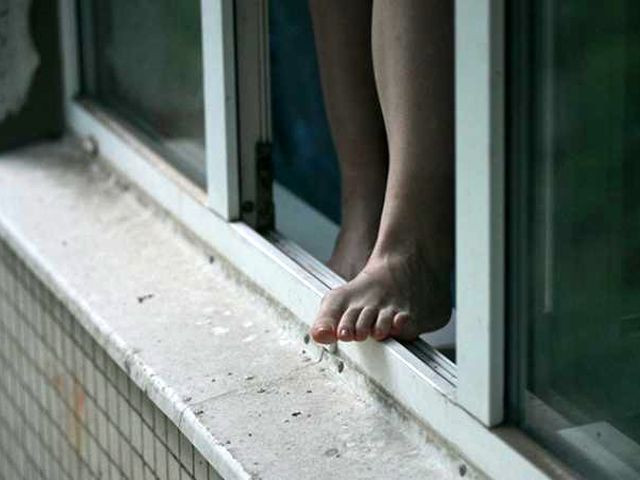 Из окна многоэтажки в Мариуполе выпала женщина