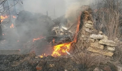 В Мариуполе горит заброшенный цех