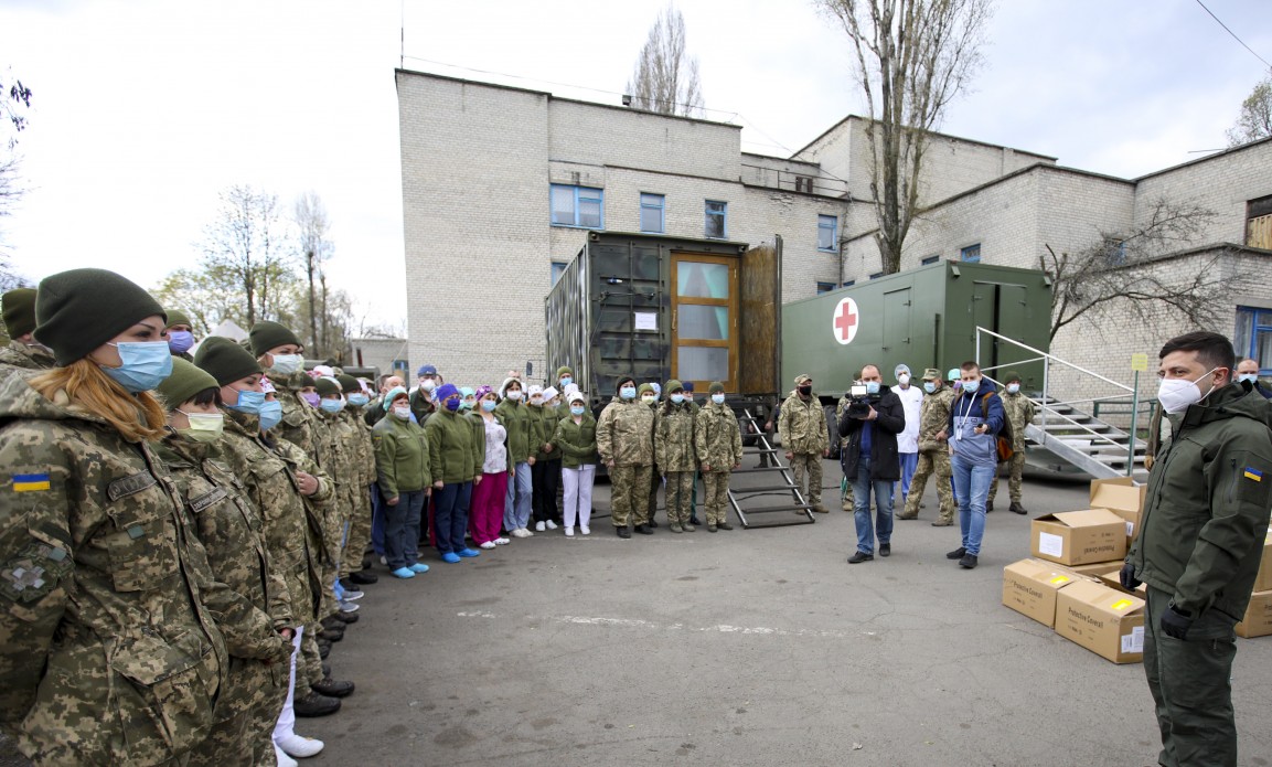 Зеленский ознакомился с работой военного госпиталя в зоне ООС