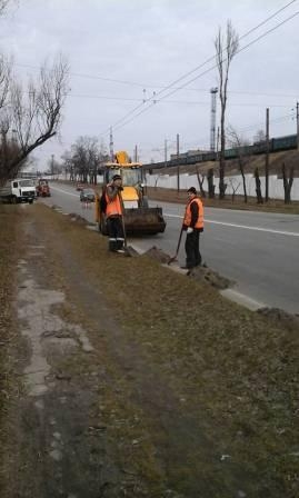 Мариупольские коммунальщики начали расчистку обочин