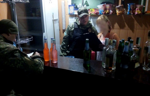 В ночном клубе Мариуполя изъяли нелегальный алкоголь