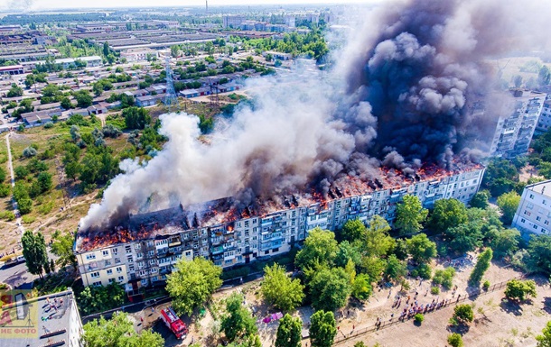 В Новой Каховке горит многоэтажка, жителей эвакуировали