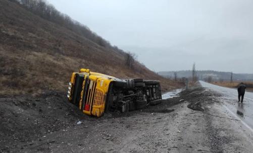 В Луганской области перевернулась фура с мазутом