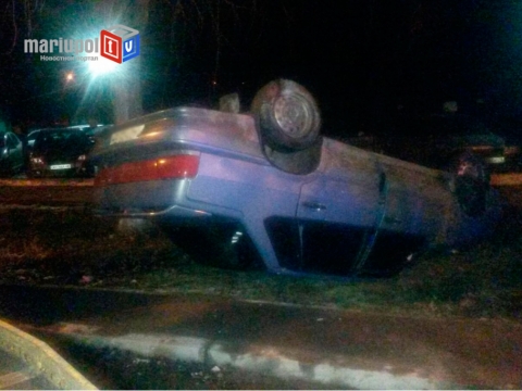 В Мариуполе пьяный водитель перевернулся на автомобиле