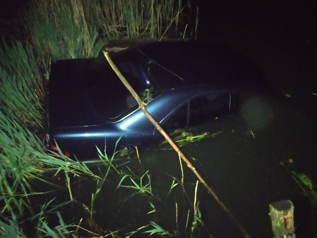 В Торецке автомобиль упал в водоем: утонул мужчина