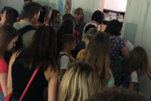 В Лисичанске родители с детьми штуpмуют больницы