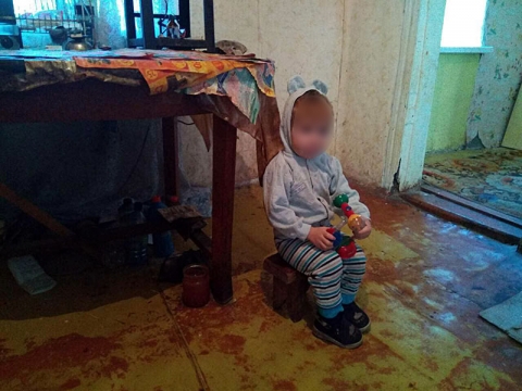 Несладкая жизнь 1,5-годовалого мальчика из Волновахи в семье наркоманов