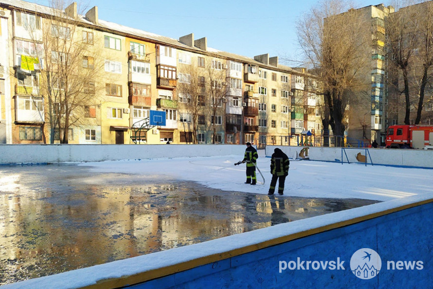 В одном из районов Покровска заливают каток