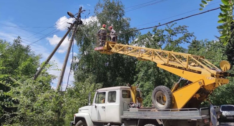 Энергоснабжение на Донетчине энергетики пока продолжают восстанавливать