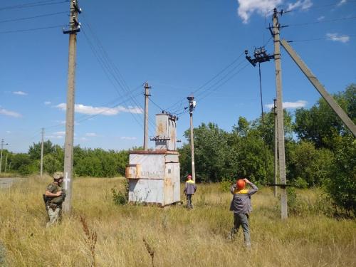 В прифронтовых поселках Бахмутского района стаpтовало восстанавление электроснабжения