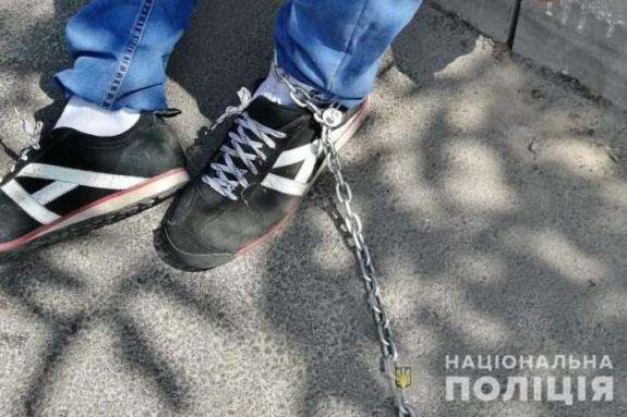 Девочку-подростка сажали на цепь на Луганщине