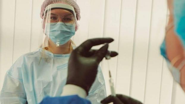 Граждан из ОРДЛО на вакцинацию будут пропускать без самоизоляции