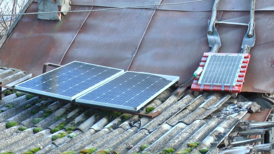 Ветроэлектростанцию ​​и солнечные батареи во дворе установил житель поселка Клебан-Бык