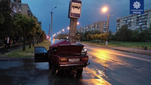 В Краматорске водитель ночью помял автомобиль об столб из бетона