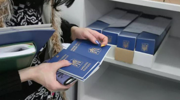 В Украине электронный паспорт уравняли в правах с бумажным