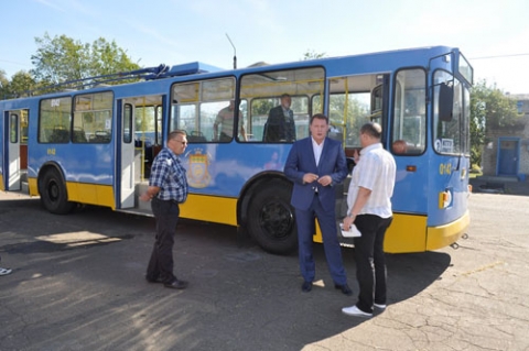 Мэр Краматорска лично проверил прибывший из Харькова троллейбус