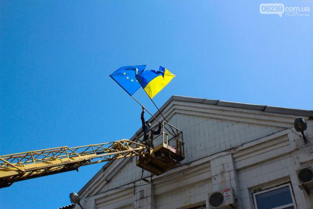 В Мирнограде в честь Дня Европы над горсоветом взвился  флаг 