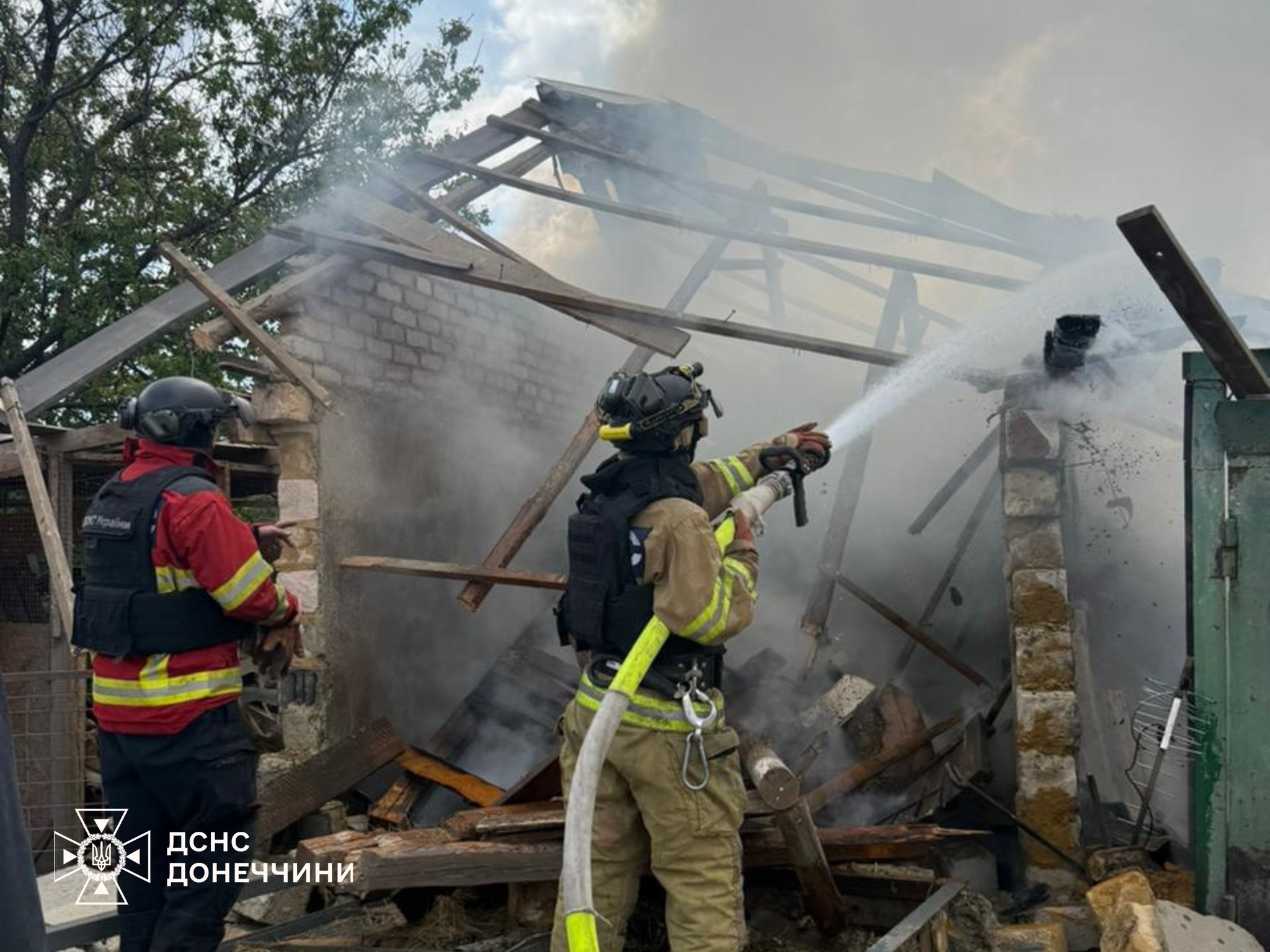 Рятувальники ліквідовують наслідки атак на Донеччині Рятувальники ліквідовують наслідки атак на Донеччині