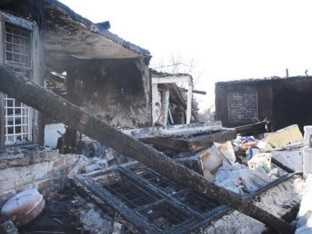 В Покровске полностью сгорело здание бывшей школы