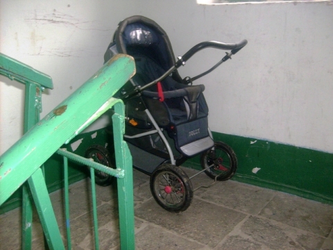 Мариуполец украл из больницы детскую коляску