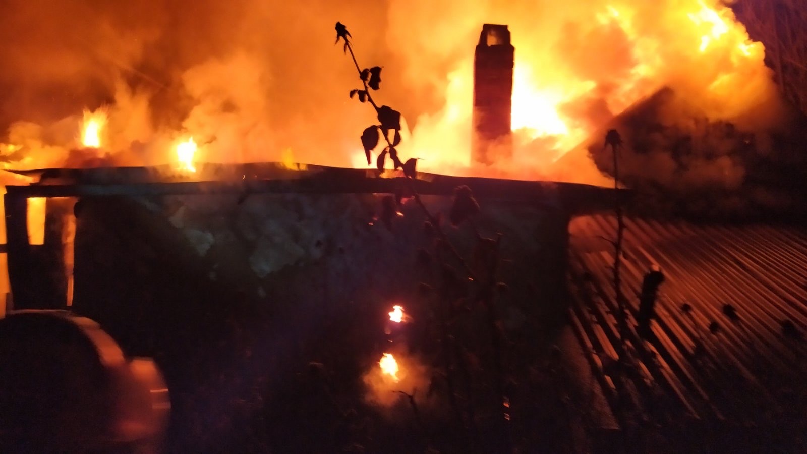 В Константиновке поздним вечером загорелся заброшенный дом