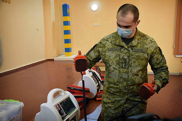 Медоборудование для работы на КПВВ Донбасса передали пограничникам