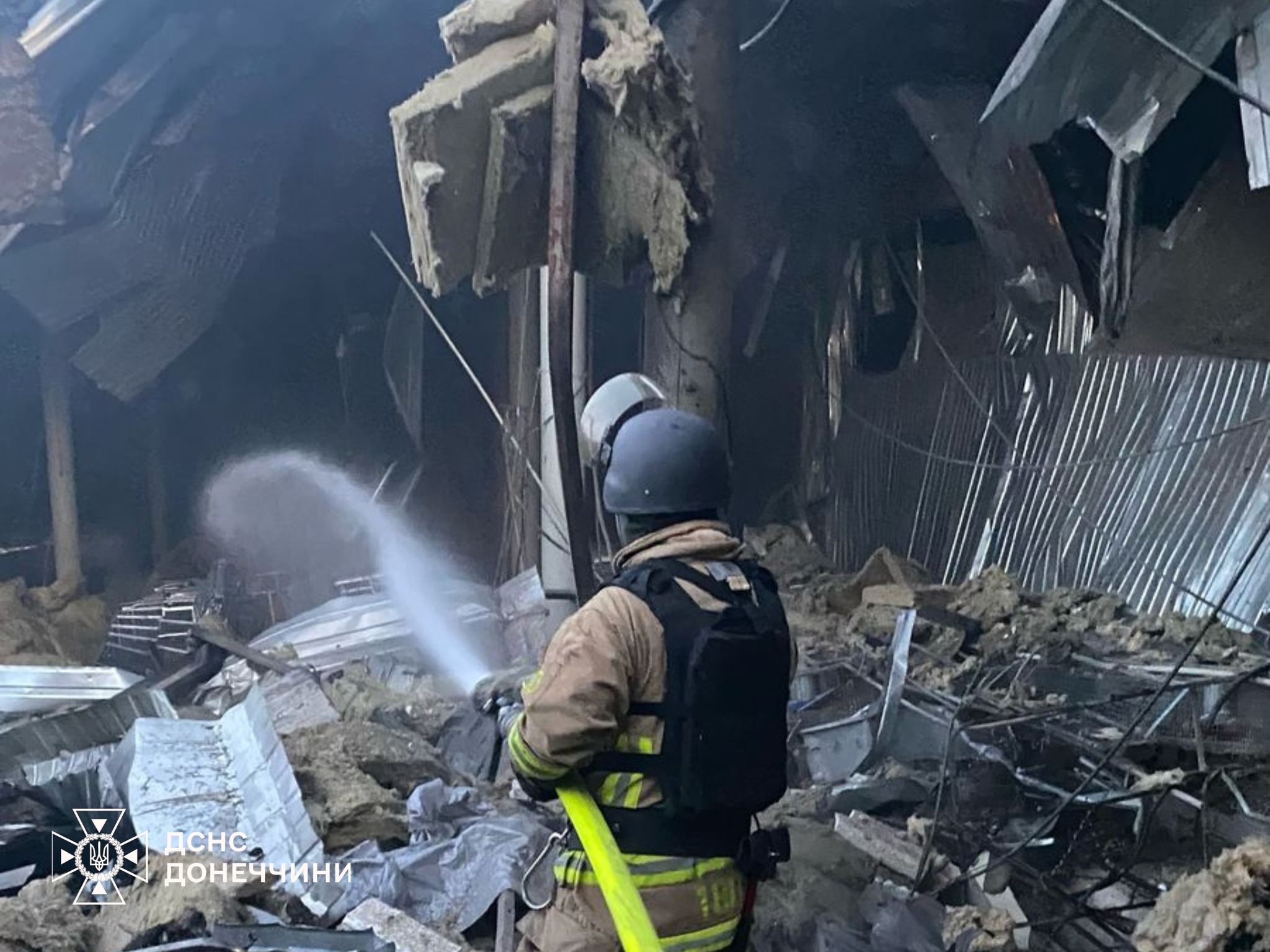 Вогнеборці ліквідують наслідки російських атак на Донеччині Вогнеборці ліквідують наслідки російських атак на Донеччині