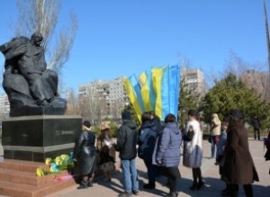 Мариупольцы отмечают годовщину со дня рождения Тараса Шевченко