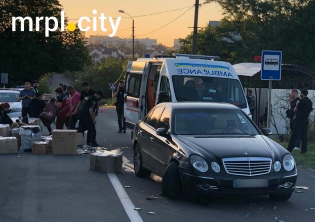 Двух девушек-полицейских сбил водитель Mercedes в Мариуполе