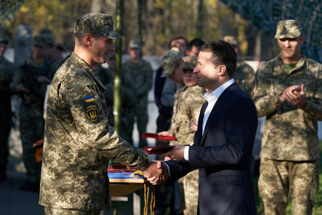 В Марьинке президент Украины раздал солдатам награды