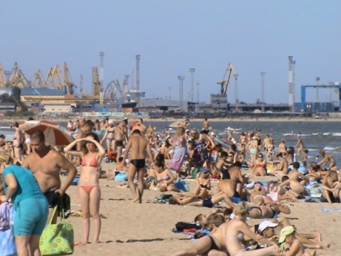 Пляжи Мариуполя не справляются с наплывом отдыхающих
