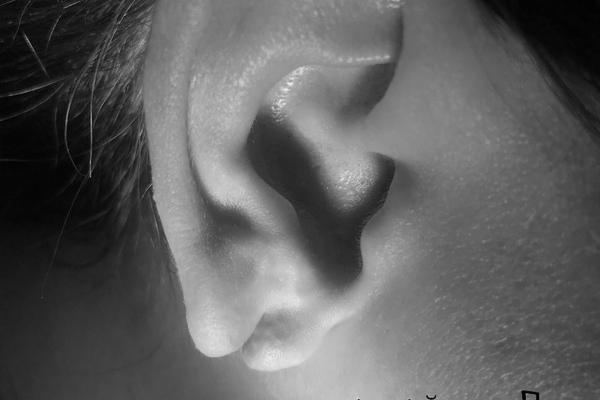Женщина повредила ухо в ссоре со знакомым в Мариуполе
